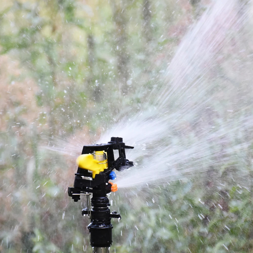 Aspersores de jato rotativo de 360 graus, perfeitos para irrigação eficiente, cobrindo grandes áreas com facilidade e uniformidade.