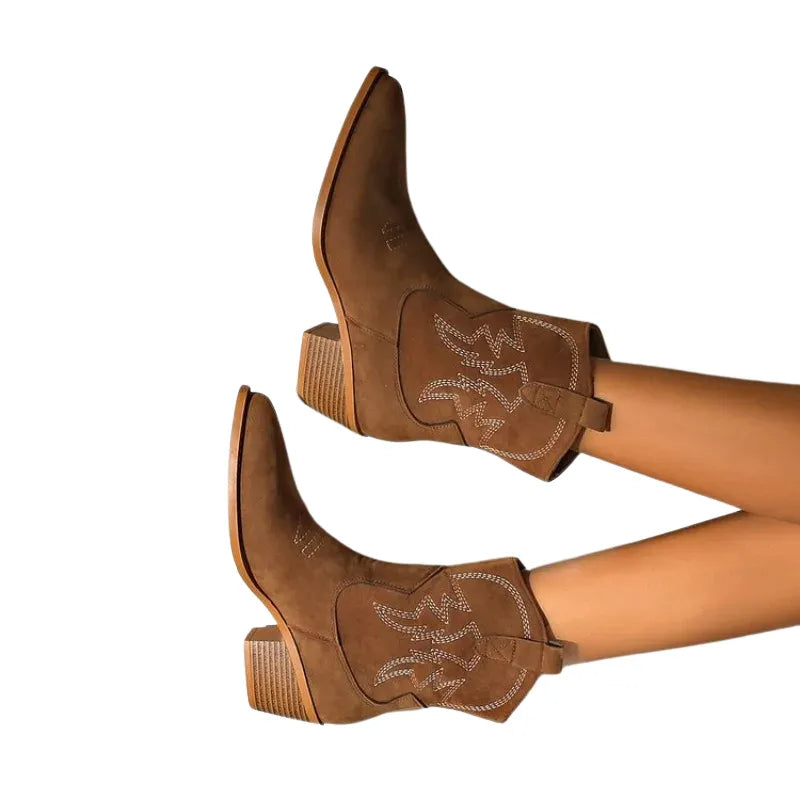 Botas Artesanais Femininas de Couro com Bordado Natural, perfeitas para destacar seu estilo.