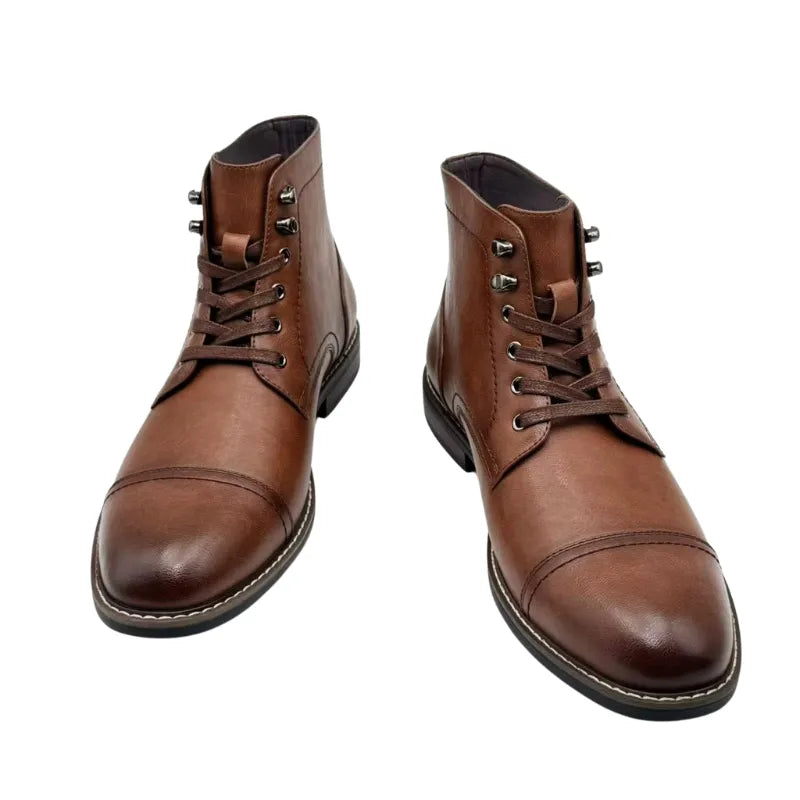 Botas masculinas de couro estilo retrô, elegantes e duráveis para qualquer ocasião. Design clássico com acabamento sofisticado.