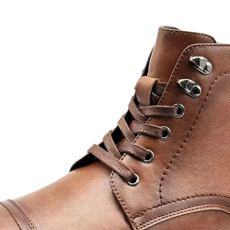 Botas masculinas de couro estilo retrô, elegantes e duráveis para qualquer ocasião. Design clássico com acabamento sofisticado.