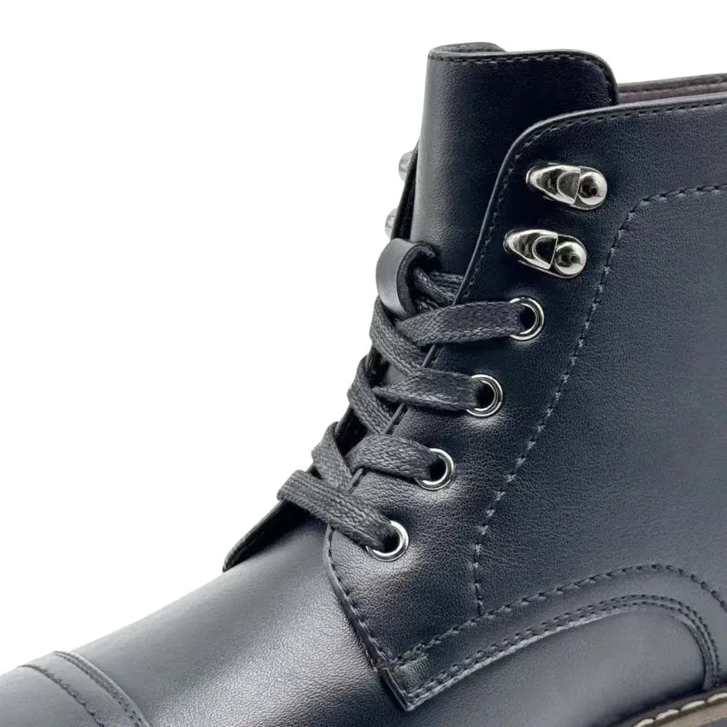 Botas masculinas de couro estilo retrô, elegantes e duráveis para qualquer ocasião. Design clássico com acabamento sofisticado.