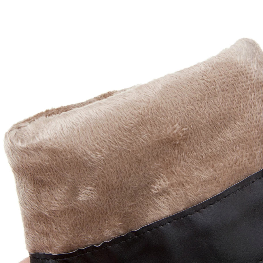 Botas Western de Couro com Franjas e Salto Grosso para um look marcante.