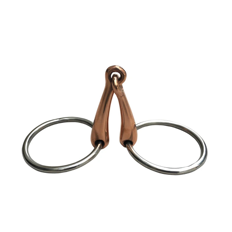 Bridão de ferro inoxidável com peça de cobre, ideal para garantir durabilidade e conforto durante a montaria, proporcionando controle e suavidade na comunicação com o cavalo.