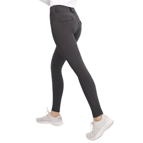 A calça feminina equestre oferece conforto e mobilidade, ideal para quem pratica o esporte com estilo e performance. Feita com materiais de alta qualidade, garante um ajuste perfeito.