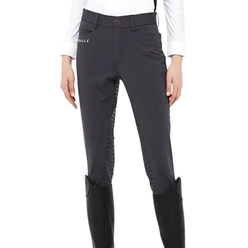 A Calça de Equitação Masculina oferece conforto e flexibilidade para o cavaleiro. Com material resistente e ajuste perfeito, é ideal para treinos e competições.