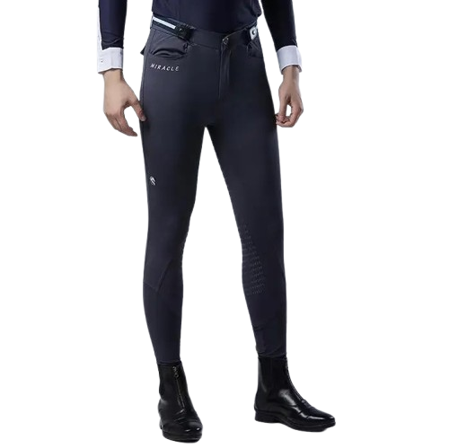 A Calça de Equitação Masculina oferece conforto e flexibilidade para o cavaleiro. Com material resistente e ajuste perfeito, é ideal para treinos e competições.