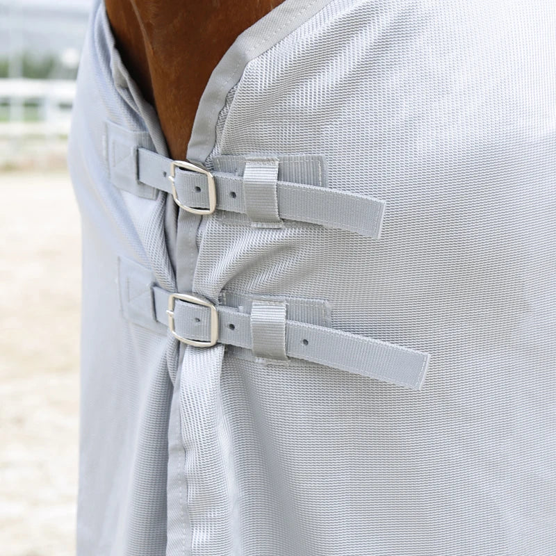 A Capa para Cavalo com Proteção UV protege seu cavalo dos raios solares. Com tecido respirável e seção removível, garante conforto e versatilidade.