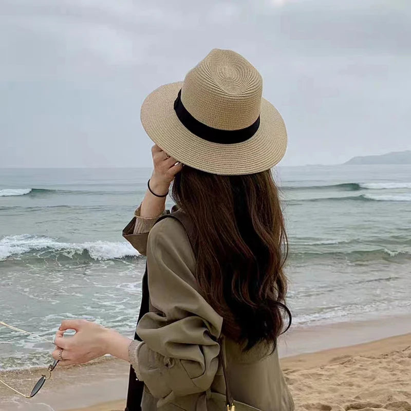 O chapéu de palha natural feminino combina estilo e proteção, perfeito para os dias ensolarados. Leve e durável, é a escolha ideal para quem busca elegância e conforto ao ar livre.