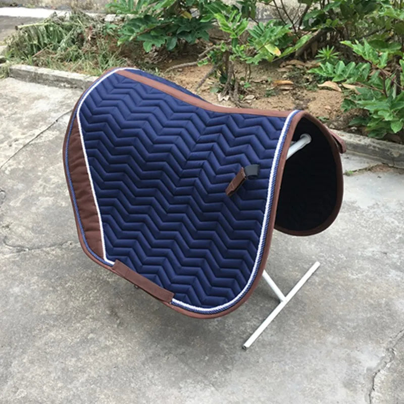 A Manta para Sela com Forro de Algodão oferece conforto e proteção ao seu cavalo. Com estrutura acolchoada e forro respirável, é ideal para passeios longos e garante uma montaria suave!