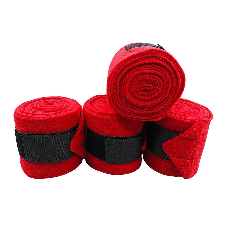 Bandagens para pernas de cavalo em tecido acolchoado, ideais para proteção e suporte durante treinos e competições.