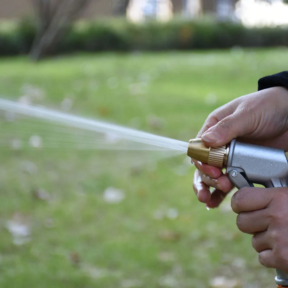Bico de alta pressão, projetado para limpeza eficaz e rápida, ideal para uso em jardins, carros e superfícies externas.