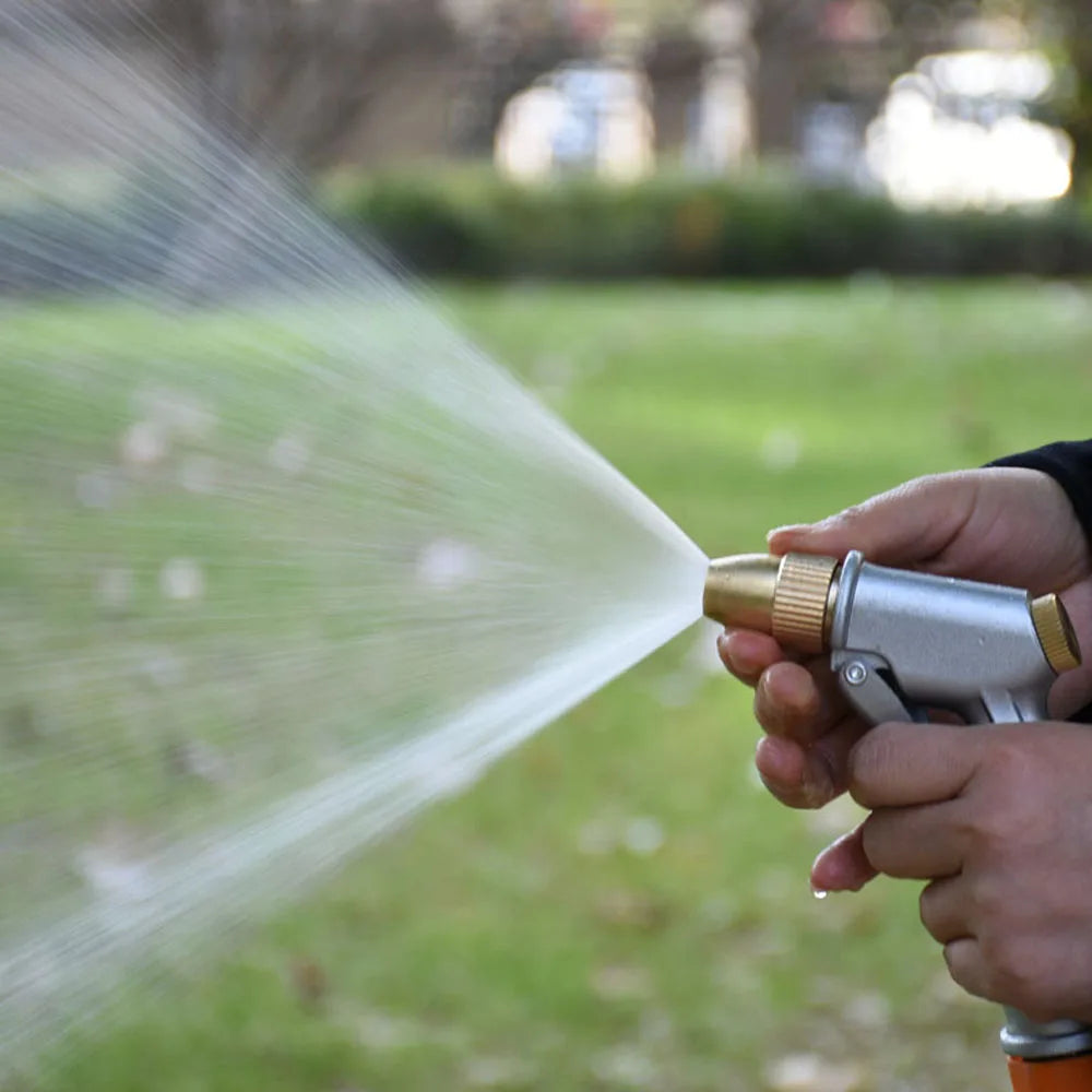 Bico de alta pressão, projetado para limpeza eficaz e rápida, ideal para uso em jardins, carros e superfícies externas.