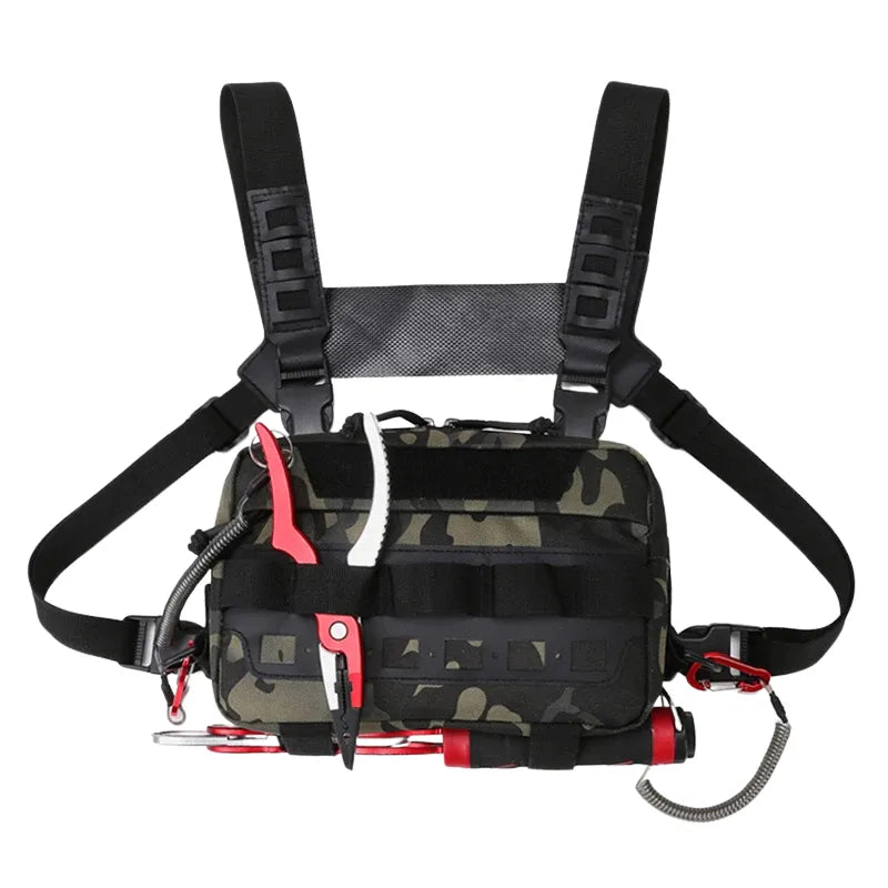 Bolsa tática camuflada, ideal para pesca e aventuras ao ar livre, com design multifuncional e alta durabilidade.