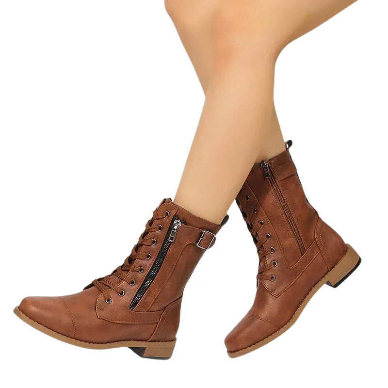 Bota Feminina Retrô com Fivela e Salto Baixo