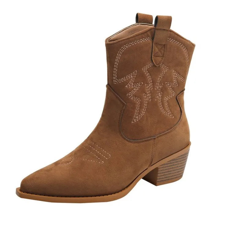 Botas Artesanais Femininas de Couro com Bordado Natural, perfeitas para destacar seu estilo.