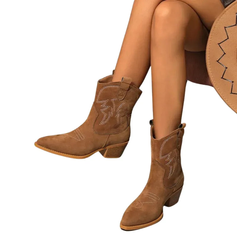 Botas Artesanais Femininas de Couro com Bordado Natural, perfeitas para destacar seu estilo.