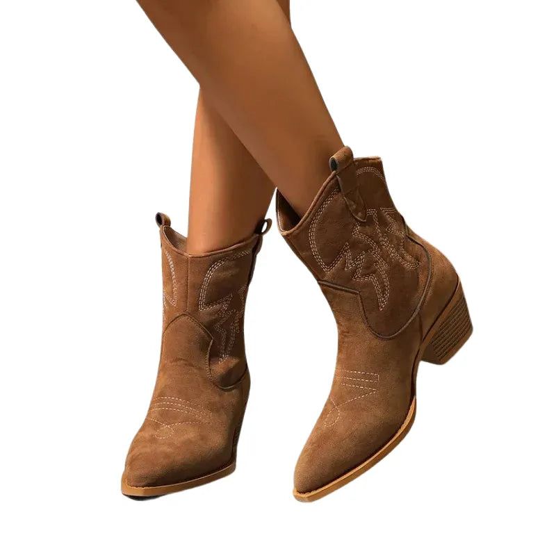 Botas Artesanais Femininas de Couro com Bordado Natural, perfeitas para destacar seu estilo.