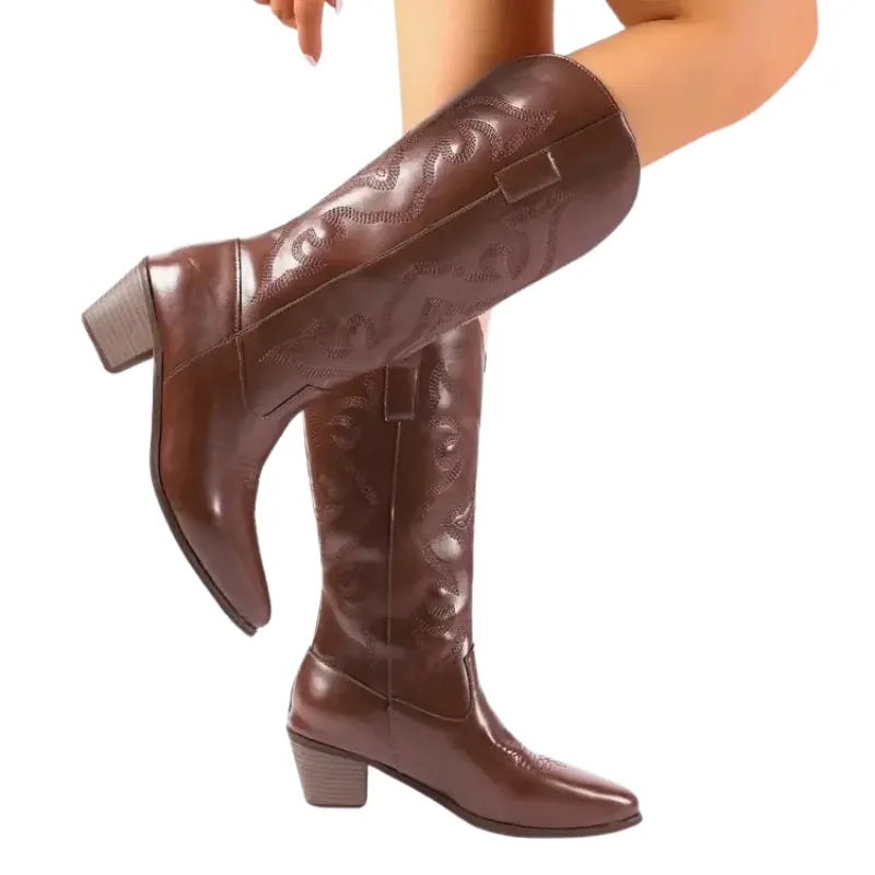 Botas Femininas Plus Size com Bordado e Salto Alto para um visual marcante.