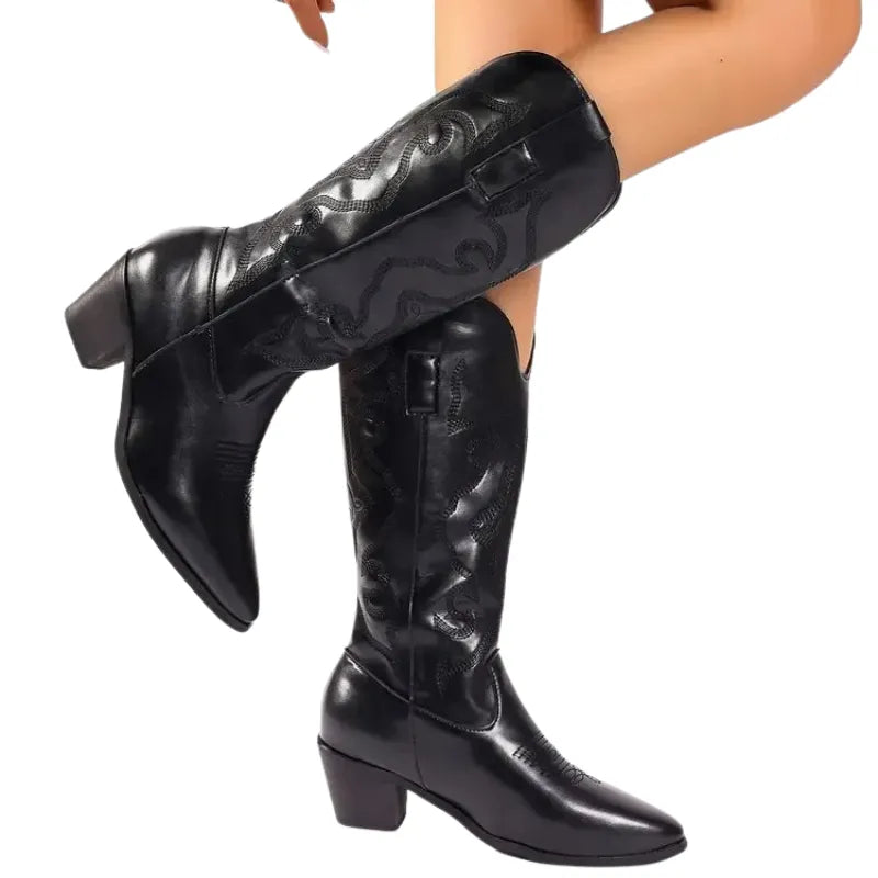 Botas Femininas Plus Size com Bordado e Salto Alto para um visual marcante.