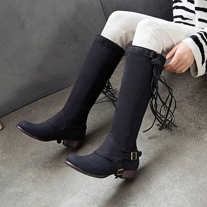 Botas Western de Couro com Franjas e Salto Grosso para um look marcante.