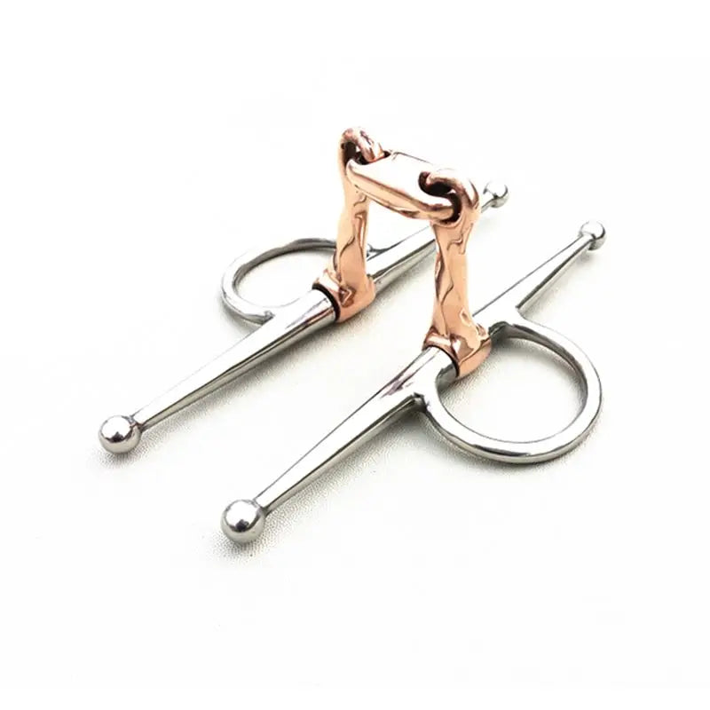 Bridão agulha de aço inoxidável com argolas, ideal para montaria, oferecendo resistência e conforto para o cavalo.