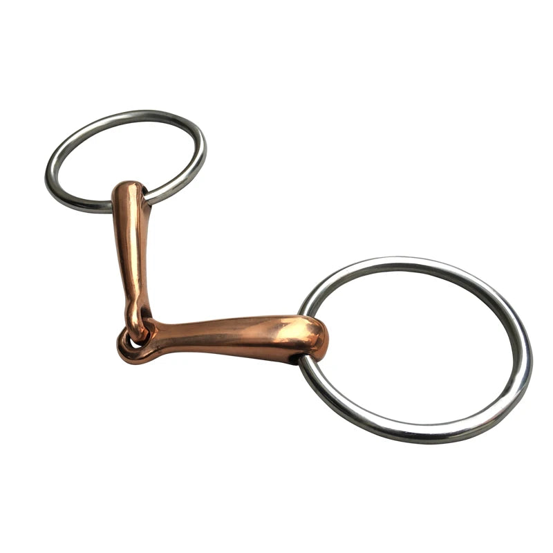 Bridão de ferro inoxidável com peça de cobre, ideal para garantir durabilidade e conforto durante a montaria, proporcionando controle e suavidade na comunicação com o cavalo.
