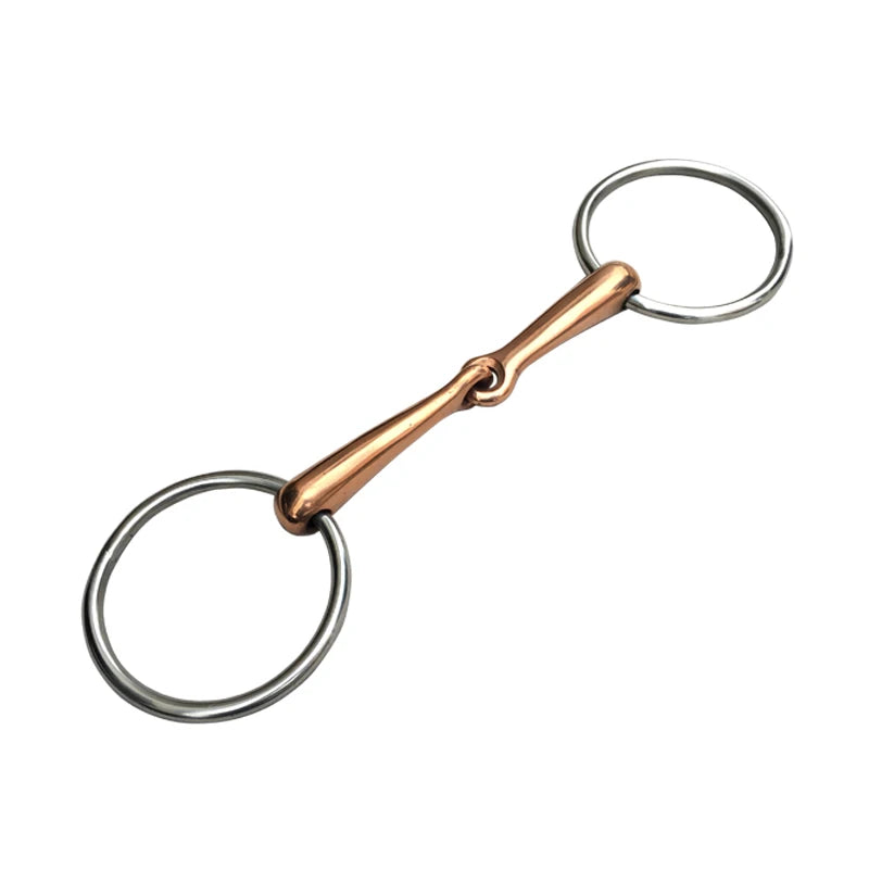 Bridão de ferro inoxidável com peça de cobre, ideal para garantir durabilidade e conforto durante a montaria, proporcionando controle e suavidade na comunicação com o cavalo.