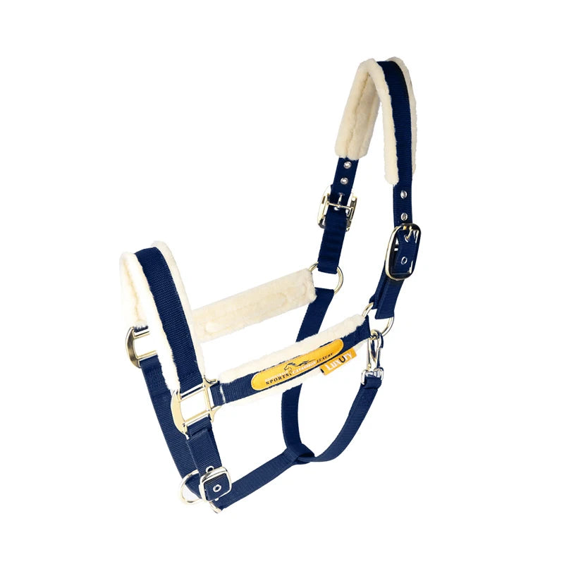 Cabresto de alta qualidade, projetado para oferecer segurança e conforto ao conduzir seu cavalo, ideal para passeios e treinos.