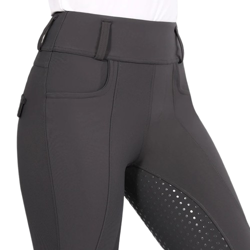 A calça feminina equestre oferece conforto e mobilidade, ideal para quem pratica o esporte com estilo e performance. Feita com materiais de alta qualidade, garante um ajuste perfeito.