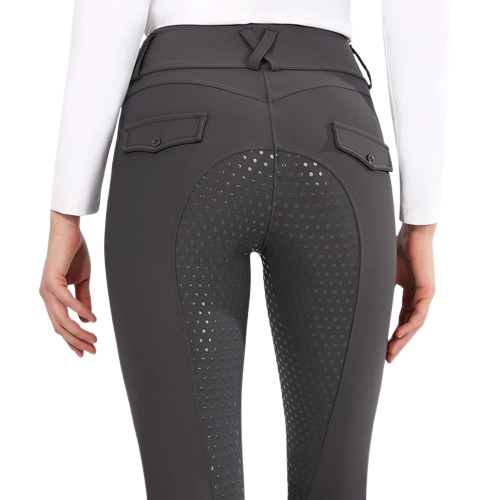 A calça feminina equestre oferece conforto e mobilidade, ideal para quem pratica o esporte com estilo e performance. Feita com materiais de alta qualidade, garante um ajuste perfeito.