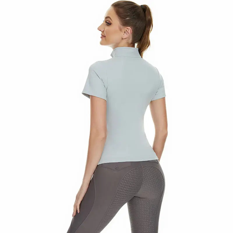 A Camisa de Manga Curta para Hipismo é perfeita para os treinos de verão. Confeccionada em material leve, garante conforto e liberdade de movimento para os pequenos cavaleiros!