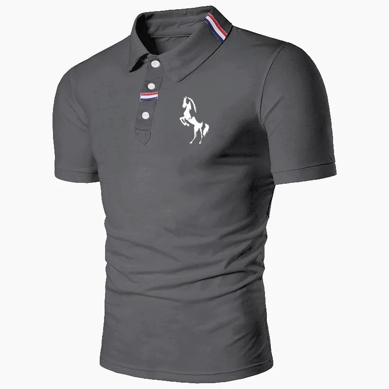 A camiseta polo masculina para equitação e lazer oferece conforto e estilo em atividades ao ar livre. Ideal para quem busca liberdade de movimento sem abrir mão da elegância.