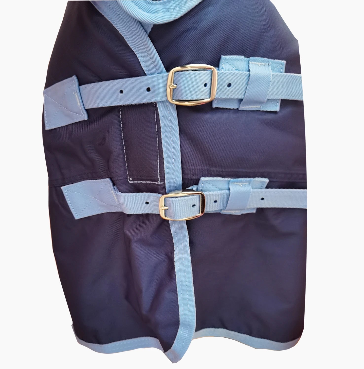 Capa de proteção impermeável para cavalo, ideal para manter seu animal seco e confortável em dias chuvosos. Fabricada com materiais resistentes, garante durabilidade e proteção contra intempéries.