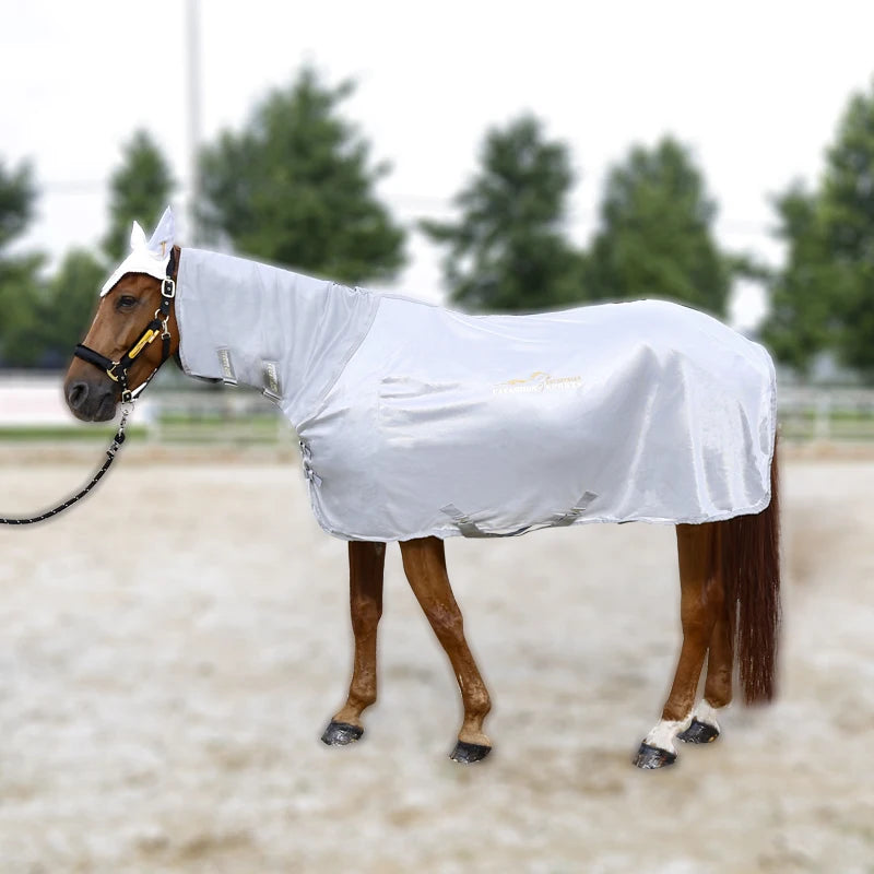 A Capa para Cavalo com Proteção UV protege seu cavalo dos raios solares. Com tecido respirável e seção removível, garante conforto e versatilidade.
