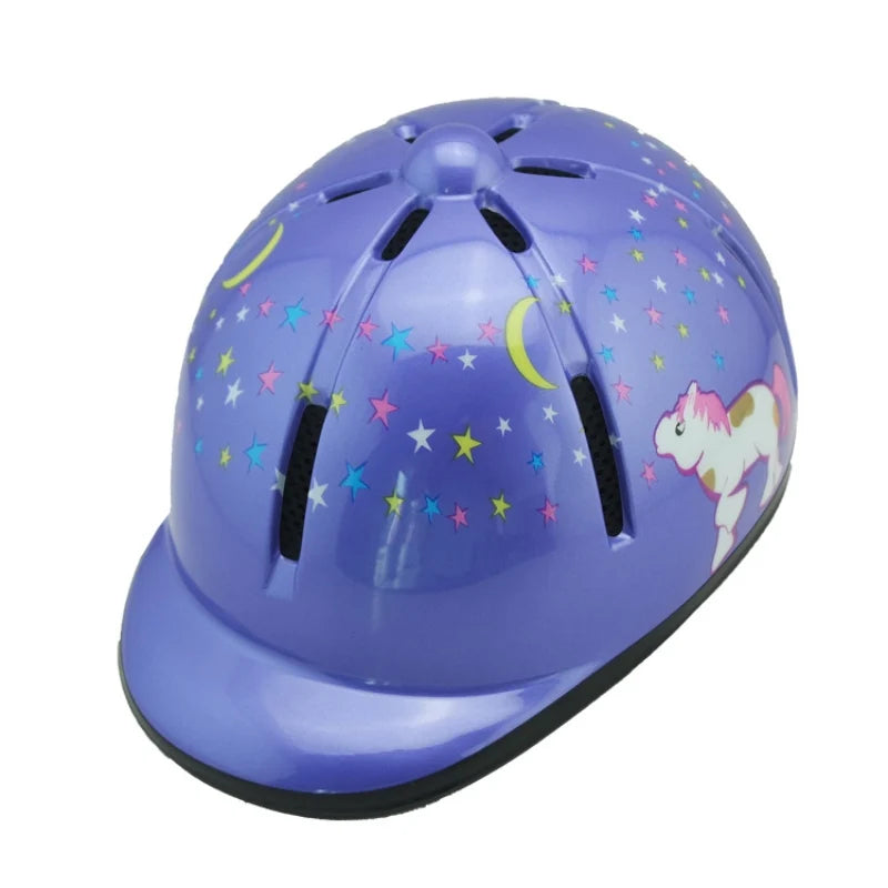 O Capacete Equestre Kids Pro oferece proteção e conforto para jovens cavaleiros de 2 a 6 anos. Leve e seguro, é ideal para tornar a experiência de equitação mais divertida e segura!