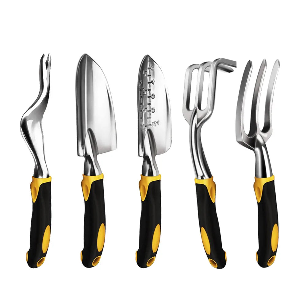 Kit de jardinagem ergonomicamente projetado com escova, ancinho e cultivador. Conforto e eficiência para cuidar de gramados e terras agrícolas.