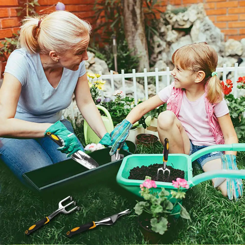 Kit de jardinagem ergonomicamente projetado com escova, ancinho e cultivador. Conforto e eficiência para cuidar de gramados e terras agrícolas.