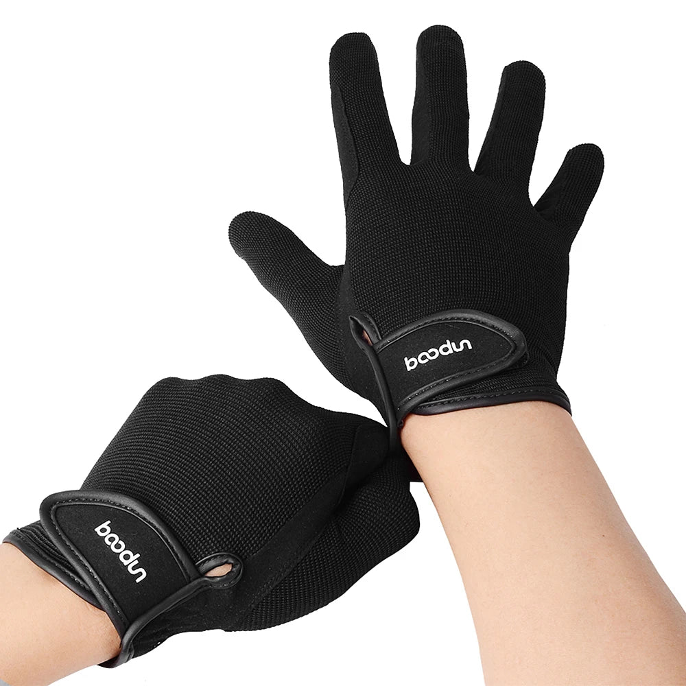 As Luvas de Equitação Profissional garantem aderência, conforto e proteção durante a montaria. Ideais para cavaleiros que buscam precisão e segurança em cada movimento.