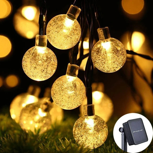 Decore com estilo usando as Luzes de Fada Solar Crystal Globe. Com 60 LEDs, 8 modos de iluminação e proteção IP65, são ideais para dar um toque mágico ao seu jardim ou festa, sem fios e com energia solar!