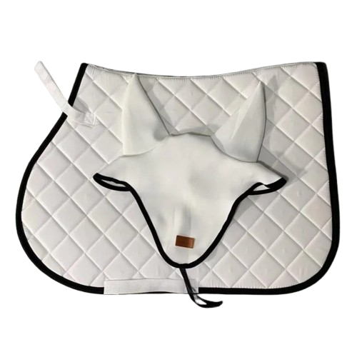 A Manta de Montaria com Protetor de Orelha oferece conforto e proteção extra, reduzindo atritos e impactos durante a atividade. Ideal para um ajuste seguro e confortável ao cavalo.