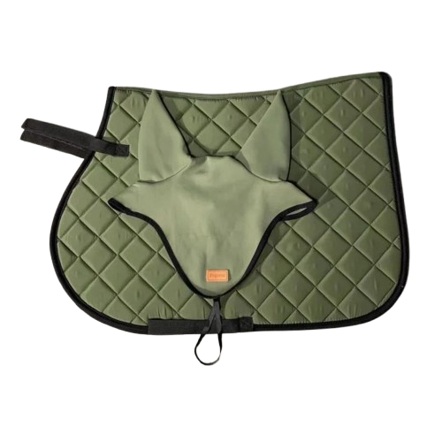 A Manta de Montaria com Protetor de Orelha oferece conforto e proteção extra, reduzindo atritos e impactos durante a atividade. Ideal para um ajuste seguro e confortável ao cavalo.