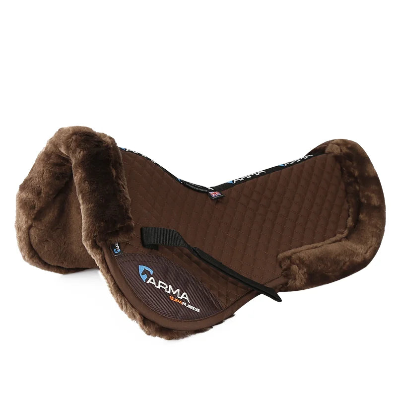 A Manta de Sela Equestre de Pelo de Cordeiro oferece conforto e proteção ao seu cavalo. Ideal para montarias prolongadas, garante uma experiência suave e agradável!