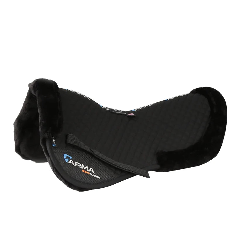 A Manta de Sela Equestre de Pelo de Cordeiro oferece conforto e proteção ao seu cavalo. Ideal para montarias prolongadas, garante uma experiência suave e agradável!