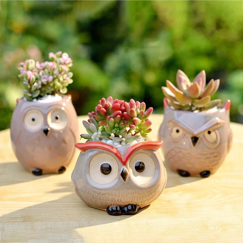 Vaso de Flor em Cerâmica com design de coruja, perfeito para adicionar um toque encantador à sua decoração. Ideal para exibir flores ou como peça decorativa em qualquer ambiente.
