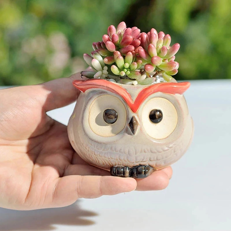 Vaso de Flor em Cerâmica com design de coruja, perfeito para adicionar um toque encantador à sua decoração. Ideal para exibir flores ou como peça decorativa em qualquer ambiente.